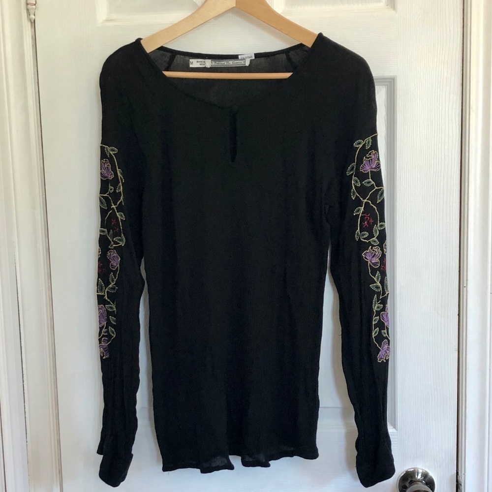 ✨3/$30✨Black Long Sleeve Top w Floral Embroidery | M​